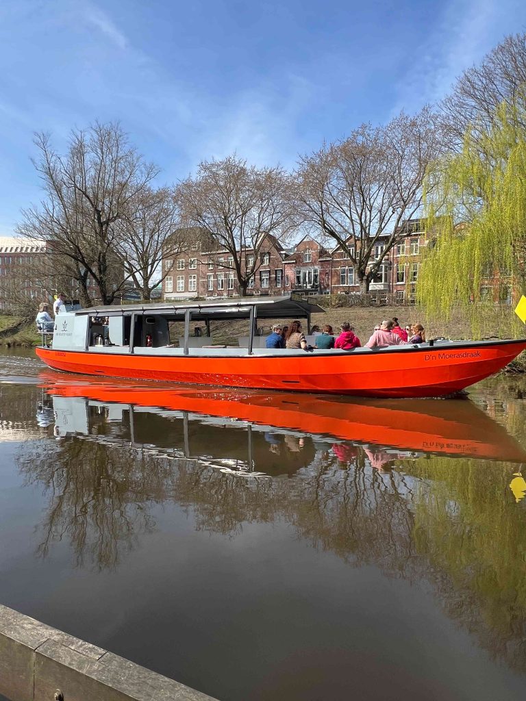 D'n Moerasdraak - elektrische rondvaartboot voor grote groepen
