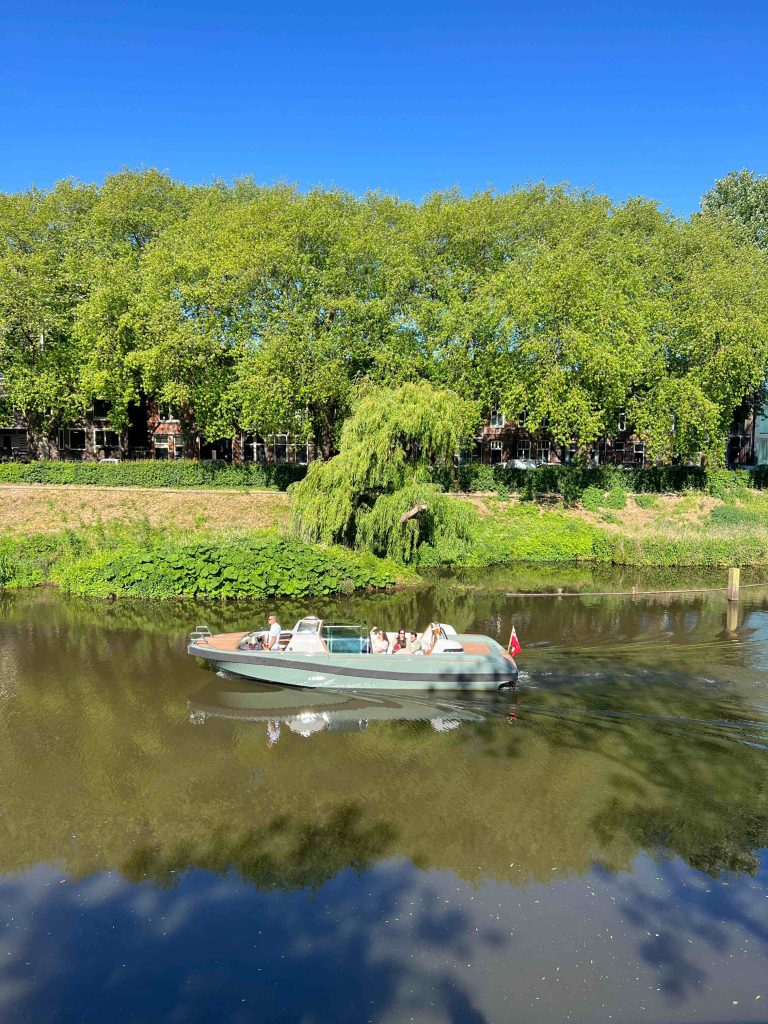 Boot D'n Dikke vaart met bruidspaar Den Bosch