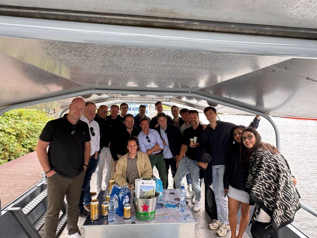 Groep gasten aan boord van D'n Dieske tijdens privé rondvaart Den Bosch