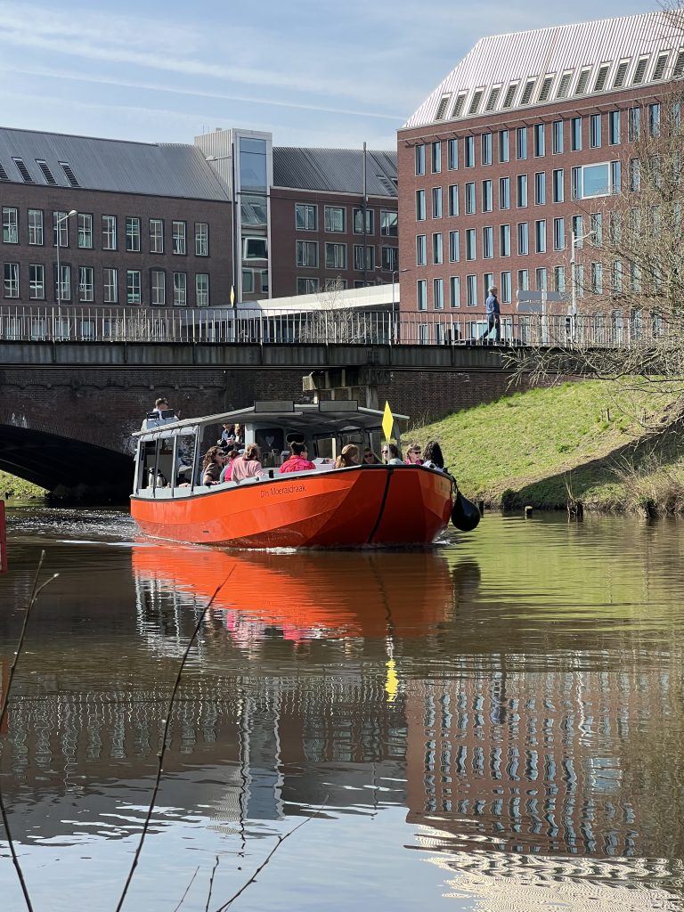 Sport teamuitje met grote groep varen in Den Bosch