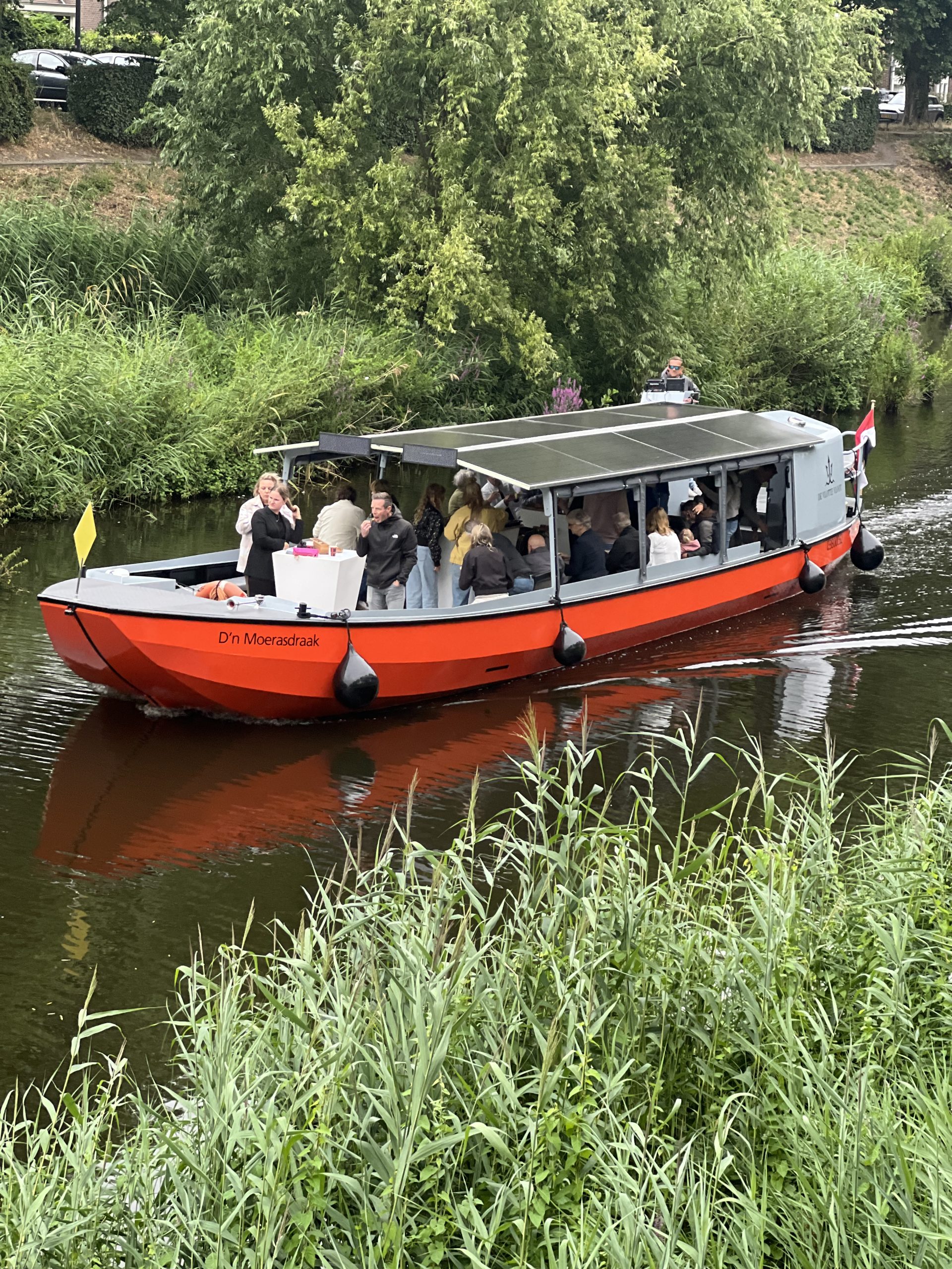 D'n Moerasdraak met familie aan boord, rondvaart in Den Bosch