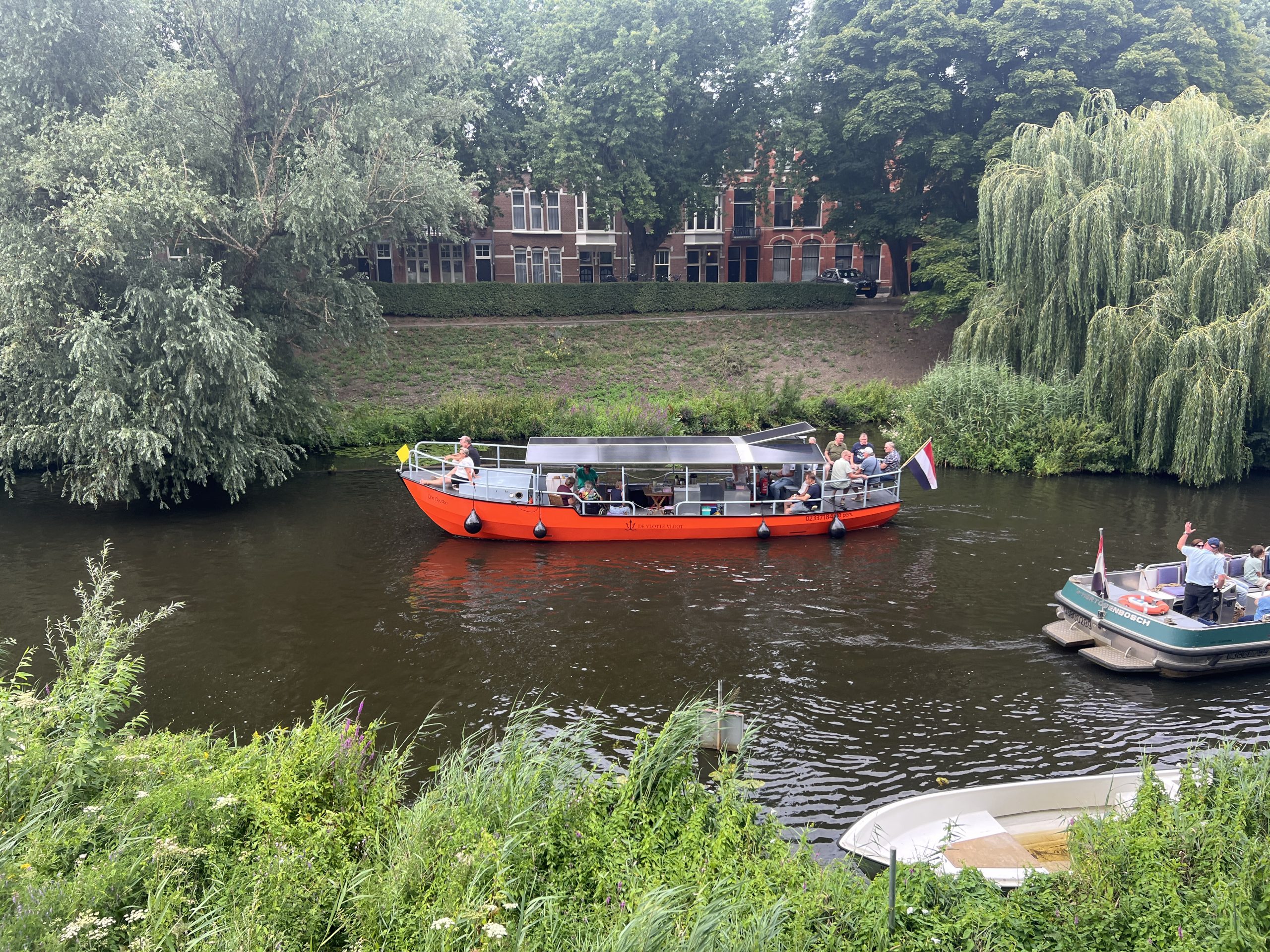 Groep gasten aan boord van D'n Dieske op De Dommel in Den Bosch
