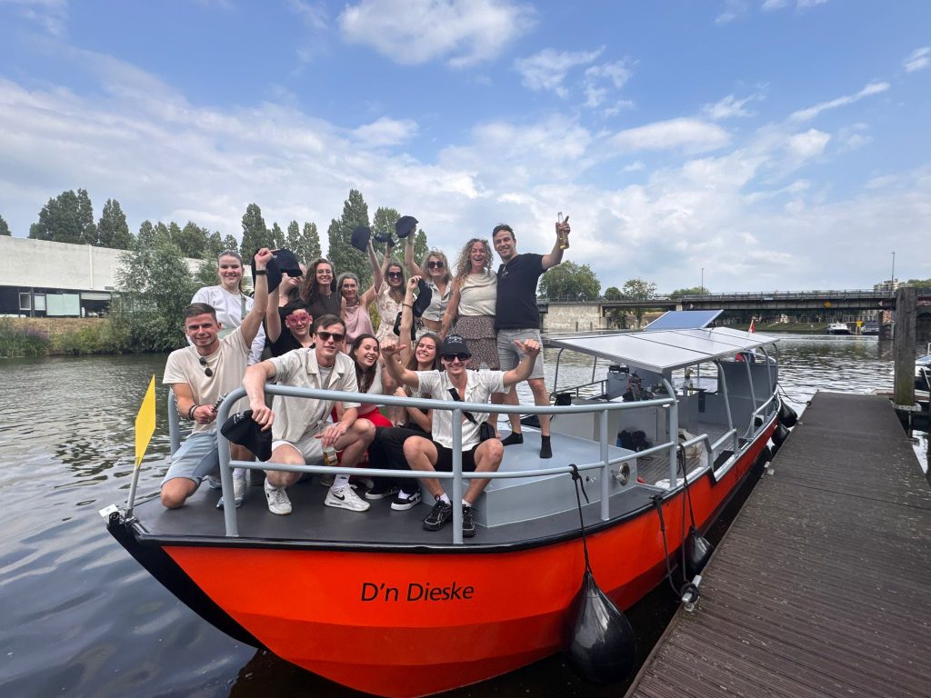 Gasten aan boord van D'n Dieske